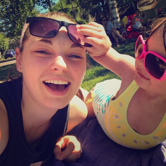 Meet your Posher, Jessica - Picture 2 of 2